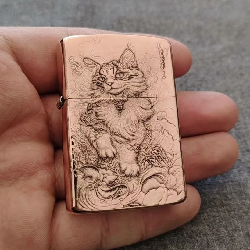 Vintage Collectible Lighters - Czerwona miedziana zapalniczka olejowa z wytłaczanym