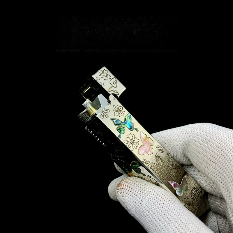 Vintage Collectible Lighters - Nietypowa mosiężna czterokątna kolorowa zapalniczka na